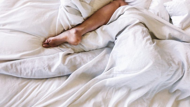 scientists-have-explained-why-you-can-t-get-to-sleep-without-a-blanket